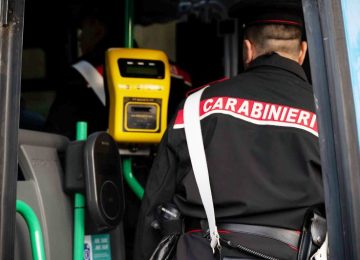 Castelnuovo di Garfagnana: Vendita su un autobus ubriaco e armato di forbici