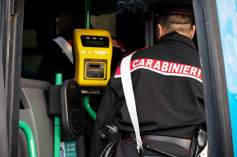 Castelnuovo di Garfagnana: Vendita su un autobus ubriaco e armato di forbici