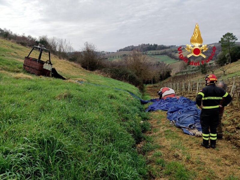 Cesto di mongolfiera si capovolge durante l'atterraggio: soccorse quattro persone a San Casciano in Val di Pesa