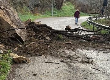 Chiusura della strada su via del Palagio, presente la Polizia Locale