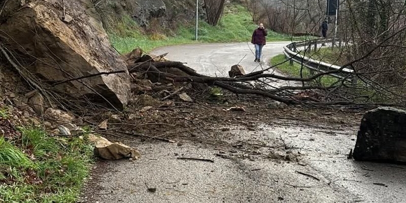 Chiusura della strada su via del Palagio, presente la Polizia Locale