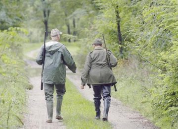 Condannati il proprietario e l'amico per aver ucciso il cane ritenuto inutile per la caccia.