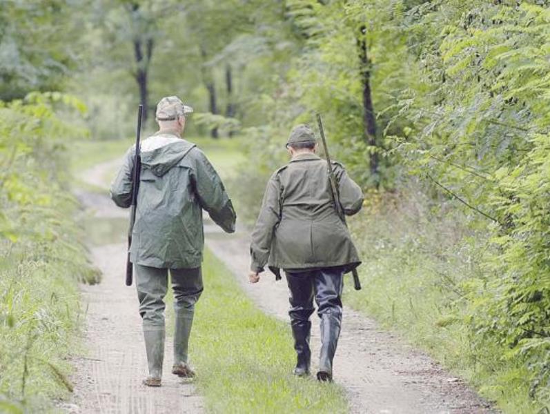 Condannati il proprietario e l'amico per aver ucciso il cane ritenuto inutile per la caccia.