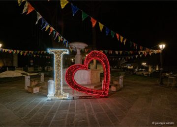 Contest fotografico con il grande cuore luminoso in Piazza Cavalca a Vicopisano