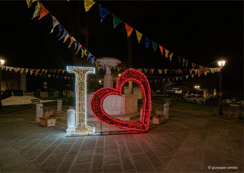 Contest fotografico con il grande cuore luminoso in Piazza Cavalca a Vicopisano