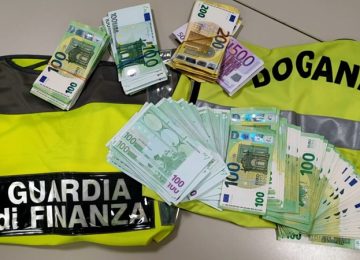 Controlli all'aeroporto Galilei: nel 2024 sequestrati 2,8 milioni non dichiarati e oltre un chilo di droga.