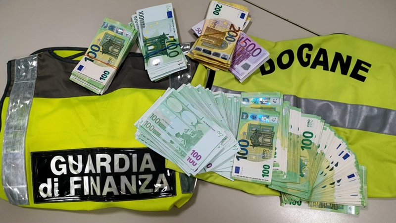 Controlli all'aeroporto Galilei: nel 2024 sequestrati 2,8 milioni non dichiarati e oltre un chilo di droga.