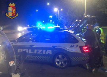 Contromano in autostrada e senza patente: nei guai un giovane