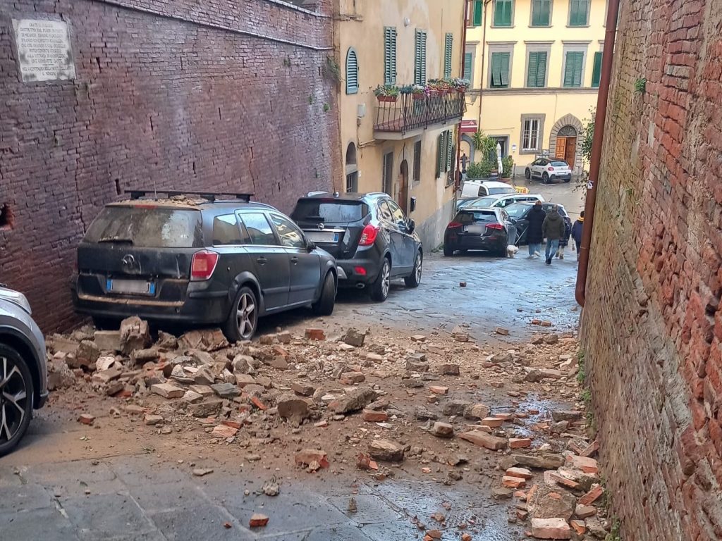 Crolla un muro su via de Mangiadori a San Miniato: terra e pietre sulle auto, nessun ferito, evacuate quattro famiglie.