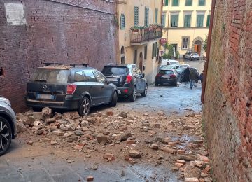 Crolla un muro su via de Mangiadori a San Miniato: terra e pietre sulle auto, nessun ferito, evacuate quattro famiglie.