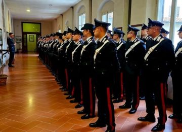 Ecco alcuni possibili titoli alternativi in italiano:

1. "Nuovi Carabinieri in arrivo nelle stazioni della provincia di Firenze"
2. "Nuovi rinforzi dei Carabinieri nelle stazioni della provincia di Firenze"
3. "In arrivo nuovi Carabinieri nelle stazioni della provincia fiorentina"
4. "Arrivo di nuovi Carabinieri nelle stazioni della provincia di Firenze" 

Scegli quello che preferisci!