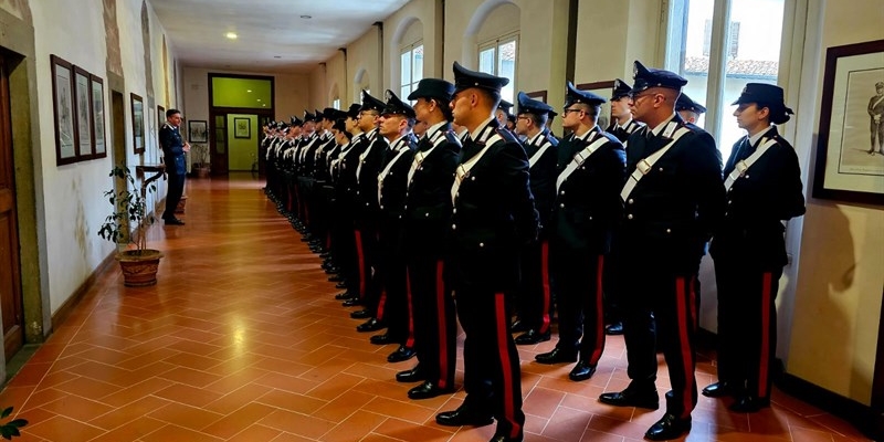 Ecco alcuni possibili titoli alternativi in italiano:

1. "Nuovi Carabinieri in arrivo nelle stazioni della provincia di Firenze"
2. "Nuovi rinforzi dei Carabinieri nelle stazioni della provincia di Firenze"
3. "In arrivo nuovi Carabinieri nelle stazioni della provincia fiorentina"
4. "Arrivo di nuovi Carabinieri nelle stazioni della provincia di Firenze" 

Scegli quello che preferisci!