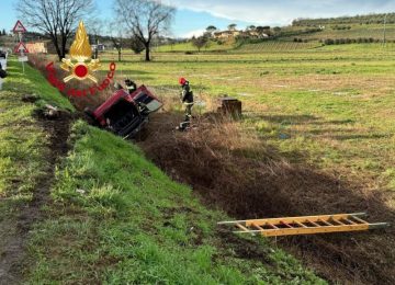 Esce di strada e si ribalta nel fosso allagato, incidente a Vinci