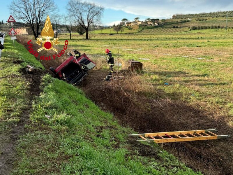 Esce di strada e si ribalta nel fosso allagato, incidente a Vinci