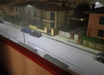 Forte grandinata nell'Empolese: strade coperte di bianco