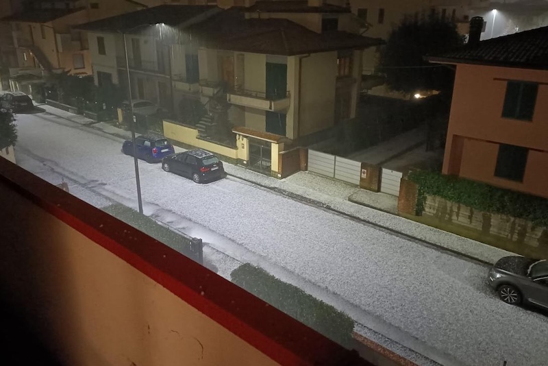 Forte grandinata nell'Empolese: strade coperte di bianco