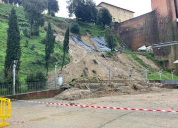 Frana al Cencione, 4 auto nel fango e nessun ferito: parcheggio chiuso