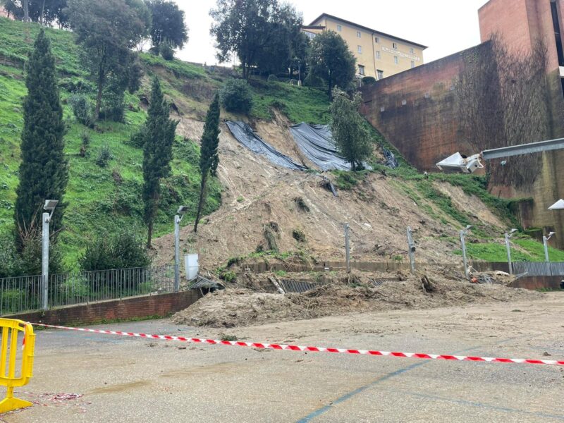 Frana al Cencione, 4 auto nel fango e nessun ferito: parcheggio chiuso