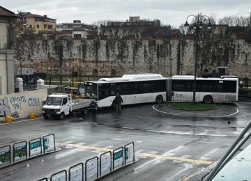 Furgone in sosta vietata a Pisa ostacola il servizio tpl