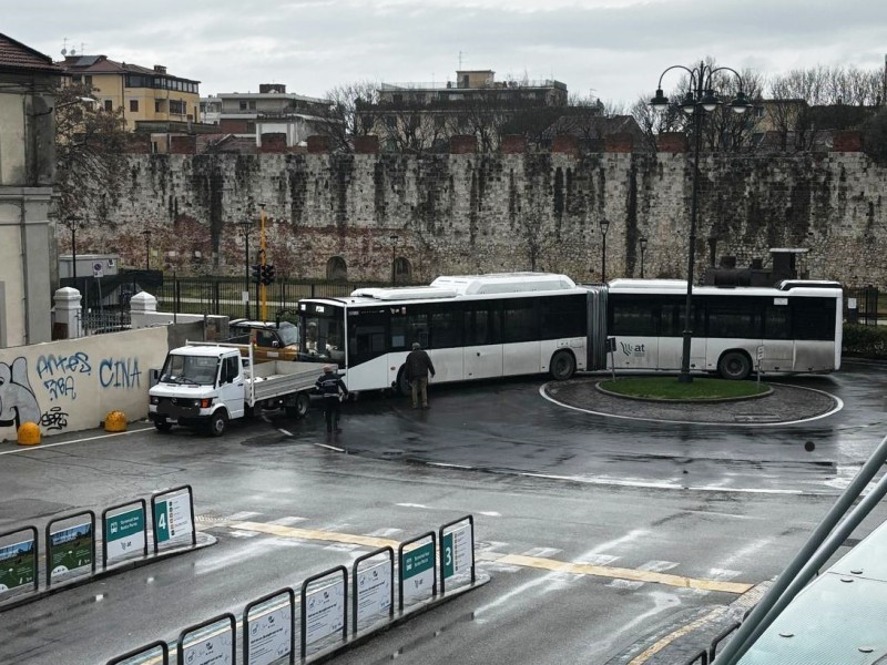 Furgone in sosta vietata a Pisa ostacola il servizio tpl