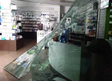 Furto con spaccata a Pisa: auto sfonda la vetrina della farmacia comunale e rubano circa 1000 euro