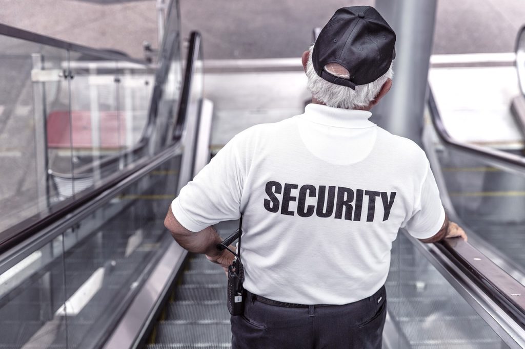 Guardia giurata attaccata in un supermercato di Arezzo