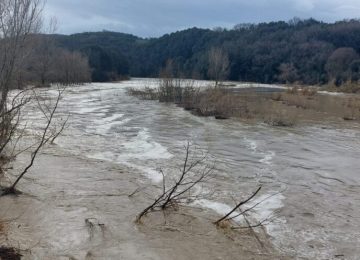 Il Cecina supera il limite a Montescudaio, raggiungendo i 7,4 metri: aggiornamenti sulla situazione nelle province di Pisa, Prato e Firenze.