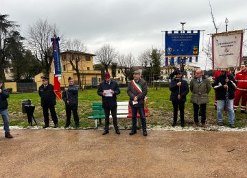 Inaugurata a Castelfranco la panchina dedicata alle vittime delle foibe e agli esuli giuliano-dalmati.