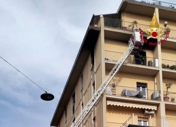 Incendio in un appartamento a Firenze: soccorsa una persona caduta dalle scale.