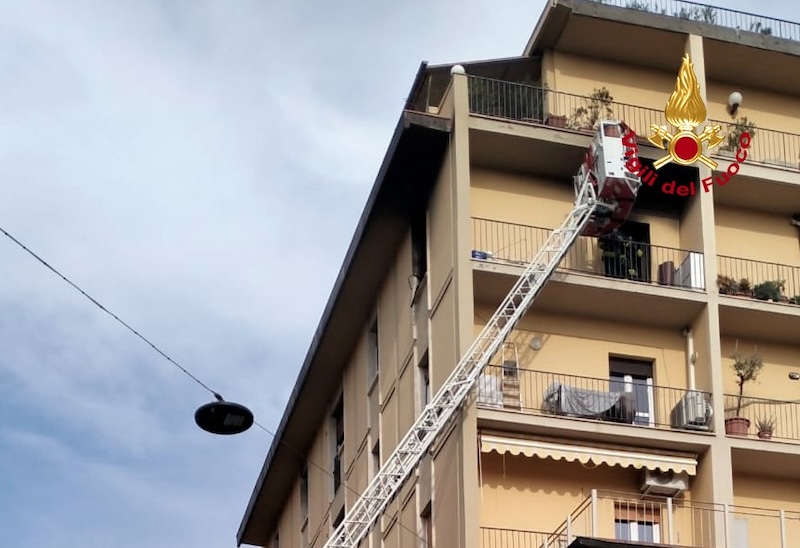 Incendio in un appartamento a Firenze: soccorsa una persona caduta dalle scale.