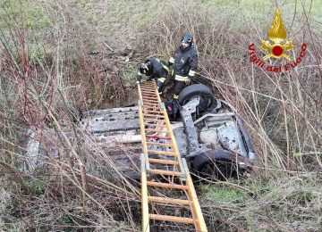 Incidente a Peccioli: auto si ribalta fuori strada, tre feriti