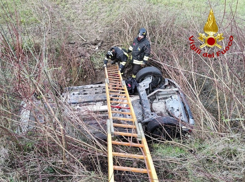 Incidente a Peccioli: auto si ribalta fuori strada, tre feriti