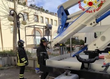 Incidente lavorativo a Viareggio: operaio ferito dopo il crollo di una piattaforma