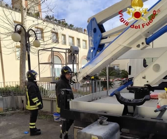 Incidente lavorativo a Viareggio: operaio ferito dopo il crollo di una piattaforma