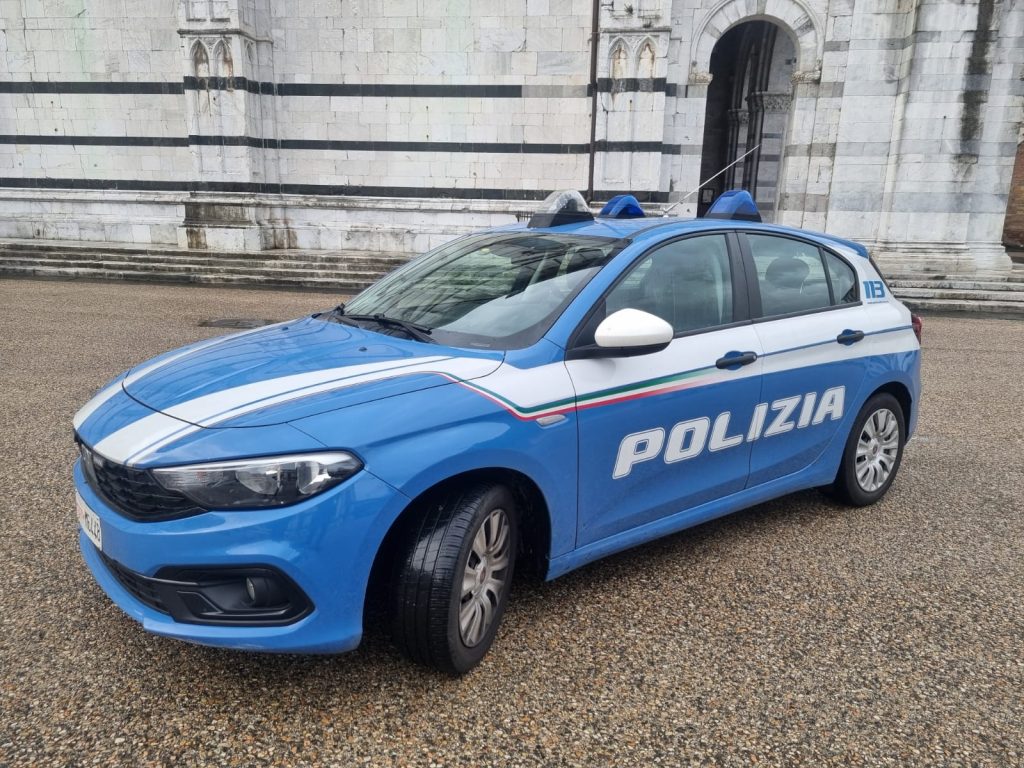 Intrusi in una casa, ma un poliziotto attento li nota e li fa arrestare