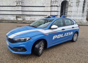 Intrusi in una casa, ma un poliziotto attento li nota e li fa arrestare