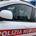 Investe un pedone e si dà alla fuga, l'uomo si presenta il giorno dopo alla polizia municipale.
