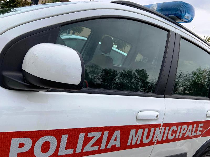 Investe un pedone e si dà alla fuga, l'uomo si presenta il giorno dopo alla polizia municipale.