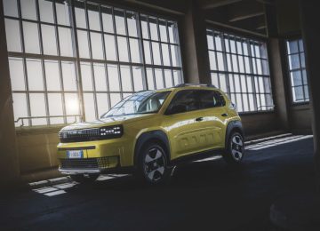 La Fiat Grande Panda si presenta nelle versioni ibride ed elettriche.