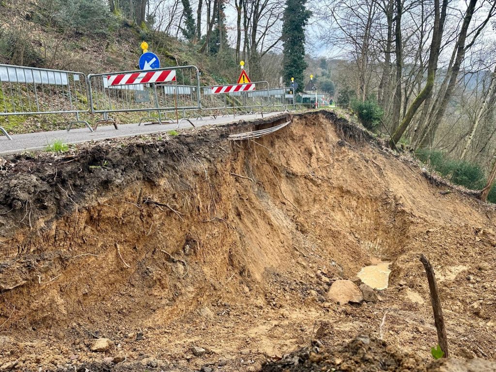 La segnalazione da Poggio alla Malva: "Dopo la frana siamo rimasti isolati"