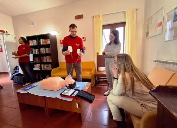 L'associazione Vite Odv ha consegnato un defibrillatore alla Foresteria degli Spedalinghi dell'Aoup.