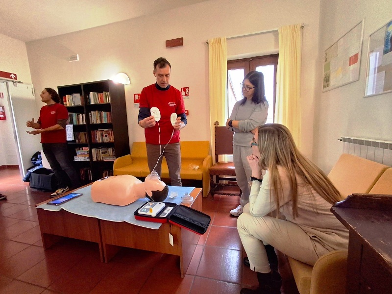 L'associazione Vite Odv ha consegnato un defibrillatore alla Foresteria degli Spedalinghi dell'Aoup.