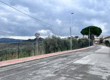 Lavori a Montespertoli: marciapiede e nuove aree fitness in via Montelupo, oltre a una nuova rotonda in costruzione.