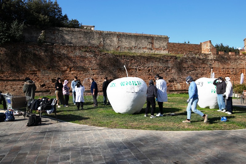 Mela Ridens: gli studenti del Virgilio al lavoro per le sculture che rimarranno in città