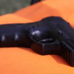 Minacciano una commerciante con una pistola e la rapinano: terrore ad Arezzo