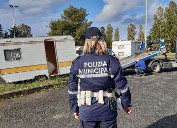 Minorenne alla guida di una station wagon fermato a Livorno