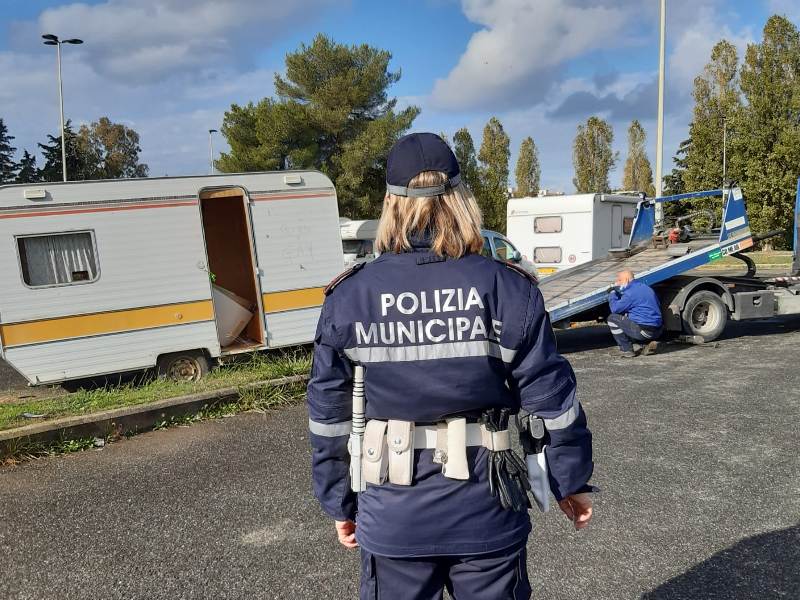 Minorenne alla guida di una station wagon fermato a Livorno