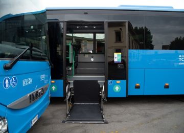Non ha il biglietto dell'autobus e schiaffeggia il controllore