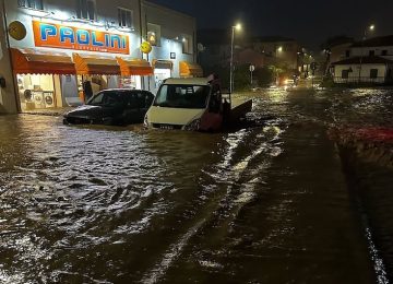 Nubifragio all'Elba, Portoferraio allagato: "Evitate di usare le auto, rimanete a casa"