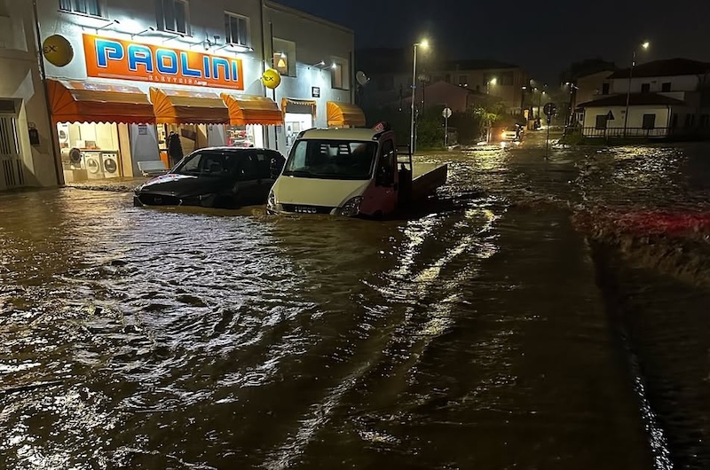 Nubifragio all'Elba, Portoferraio allagato: "Evitate di usare le auto, rimanete a casa"